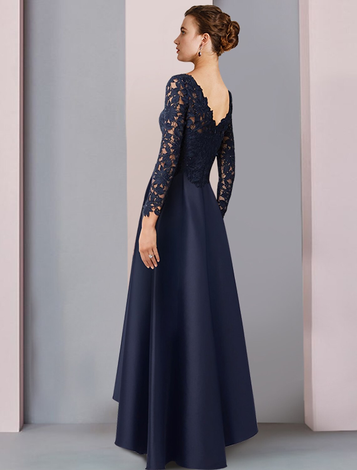 Abito da cerimonia per la madre della sposa, a trapezio, elegante, con scollo a V asimmetrico, lunghezza tè, in raso, pizzo, maniche lunghe con applicazioni a pieghe